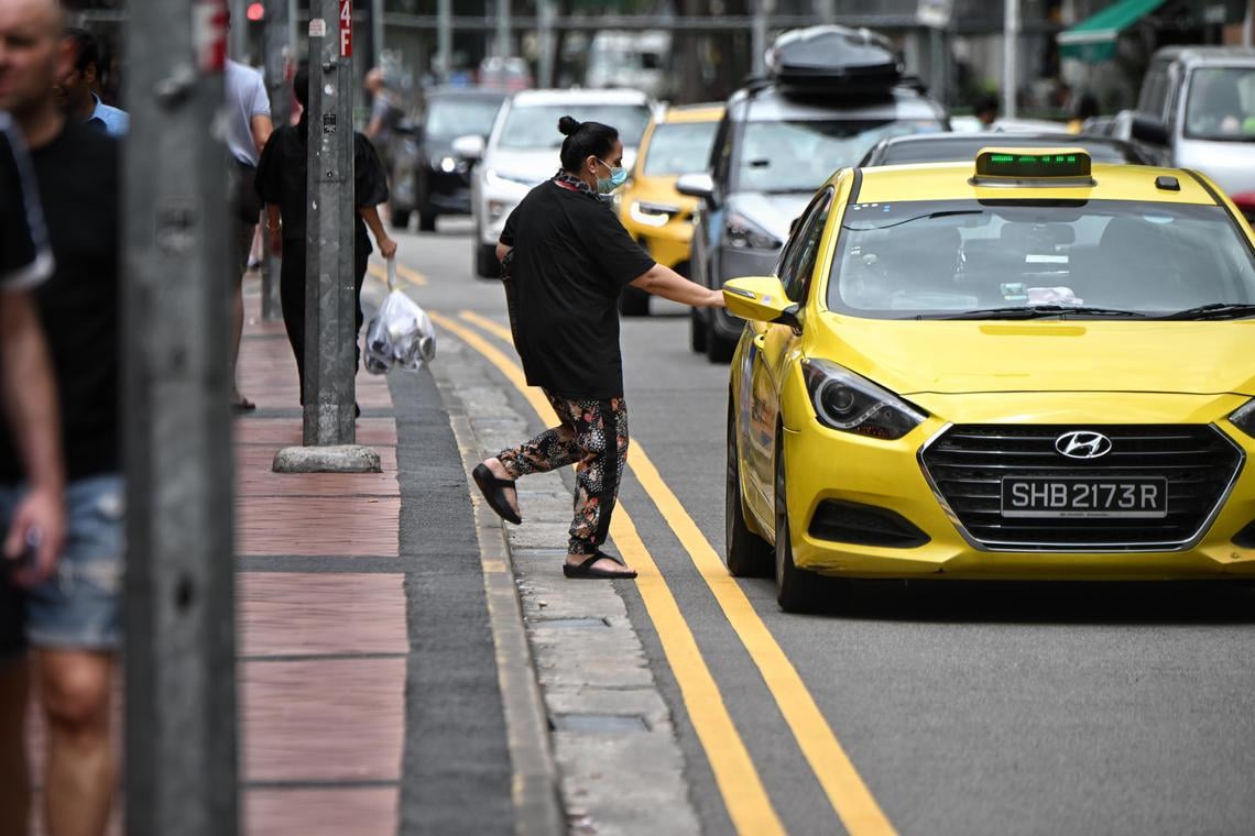 Taxi là lựa chọn di chuyển phù hợp cho nhóm đông hoặc hành khách có nhiều hành lý 